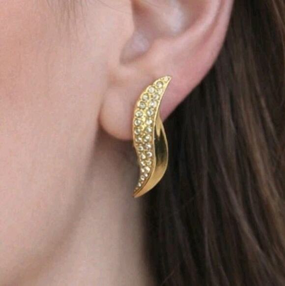 Hattie Carnegie Jewelry - Vintage Hattie Carnegie Rhinestone Clip-on Earrings,Elegant Leaf Gold-tone wc-58